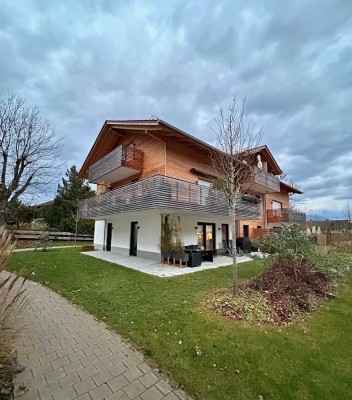 Lichtdurchflutete Erdgeschosswohnung mit eigenem Gartenanteil in moderner Anlage TG auch für E-Autos