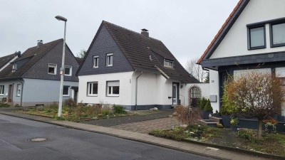 Sanierung! Freistehendes 6-Zi.-Einfamilienhaus in Frechen-Bachem, Top-Entwicklungsmöglichkeiten!