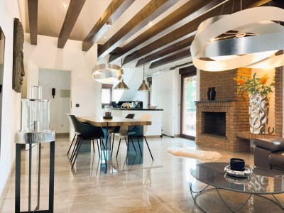 Kernsanierte Dachgeschosswohnung mit Kamin, Luxusbad & Balkon