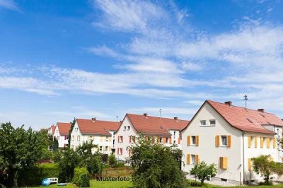 Mehrfamilienhaus mit Stellplätzen