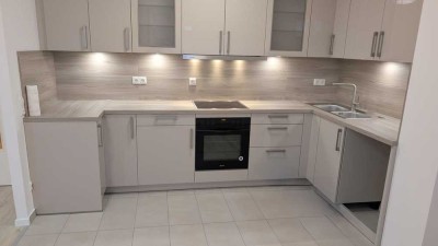 Erstbezug in hochwertige 2-Zimmer-Neubauwohnung mit Einbauküche &  Stellplatz