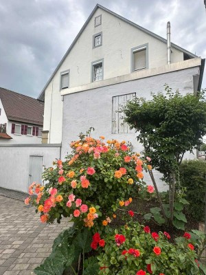Mehrfamilienhaus mit Charme, Ausbaureserve und Gewerbeeinheit im Zentrum