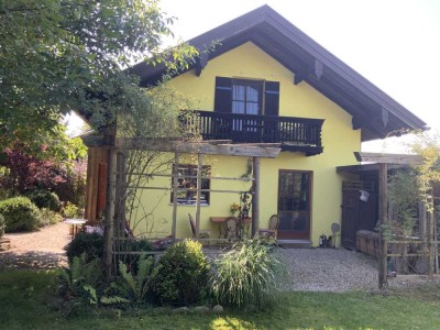 Freistehendes möbliertes Haus mit Bergblick und großem Garten