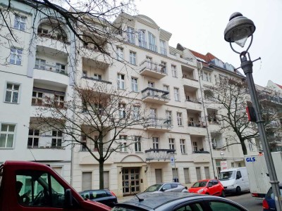 Bezugsfrei - 2 Zi Charlottenburger Altbau nahe Schlosspark u. Spree, VH Balkon u. Aufzug