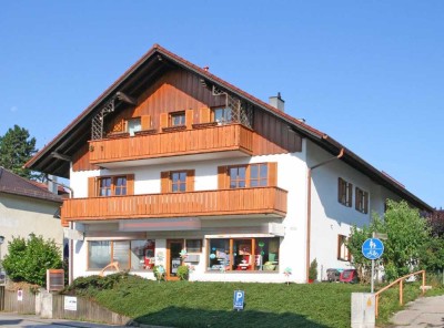 Modernisierte, lichtdurchflutete 3-Zi-Whg. mit Süd- u. Ostbalkon inkl. Freiluftstellpl. in zentraler