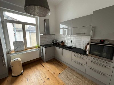 4-Zimmer Altbauwohnung, Balkon, neue Küche, Keller, Altbaudielen, 3,90m Decken mit Stuck, Badewanne