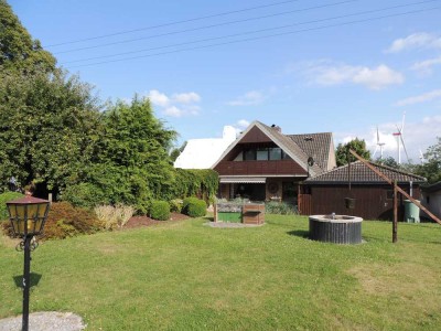 **SONNIGE ZWEI-FAMILIEN-DOPPELHAUSHÄLFTE, ca. 160m² Wfl, 6 Zi. 1000 m² Grundstück/Ostseenah**