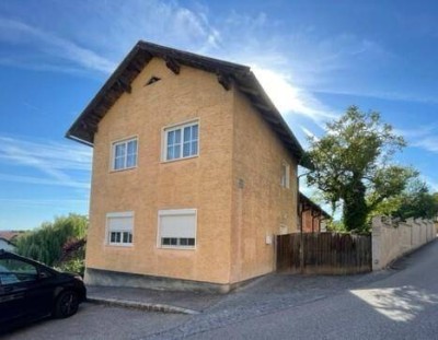 EIN-ODER ZWEIFAMILIENHAUS IN IDYLLISCHER LAGE MITTEN AM DORFPLATZ