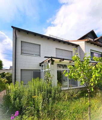 Doppelhaushälfte mit großzügigem Raumangebot und Garten