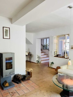 Charmantes Einfamilienhaus mit großem Garten, Innenhof und Ausbaupotential - von Privat