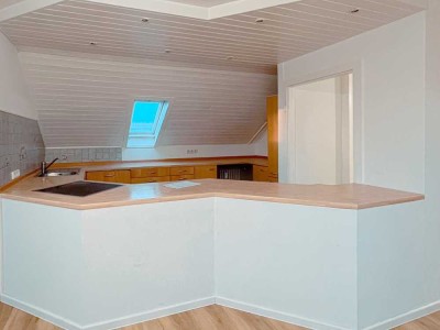 Gemütliche 2-Zi-Dachgeschosswohnung in schöner Lage von Alt-Fechenheim