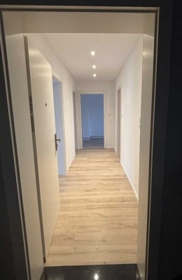 Vollständig renovierte 4-Zi-Whg. mit Balkon und EBK in Hannover- Bothfeld