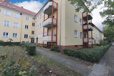 WUNDERSCHÖNER, SONNIGER BALKON MIT BLICK INS GRÜNE - GROSSE WOHNKÜCHE - TOLLE RAUMAUFTEILUNG