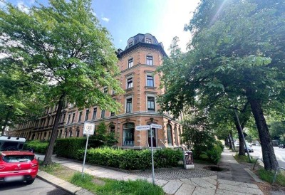 "Langfristig vermietete 4-Raum-Wohnung mit Balkon und Aufzug in Schloßchemnitz zu verkaufen"
