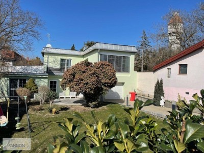 Classic und Moderne: uneinsehbares Wohnhaus in grüner Ruhelage