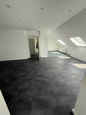 Geräumige, sanierte und offen geschnittene DG-Wohnung in Feldrandlage