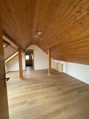 Gut geschnittene Dachgeschosswohnung zu vermieten