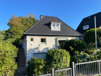 Einfamilienhaus auf großem Grundstück in ruhiger Seitenstraße