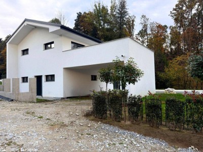 AM WALDRAND ZUHAUSE! Modern, großzügig, in absoluter Ruhe!