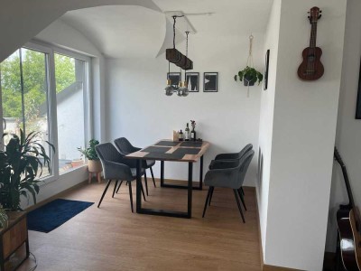 Geschmackvolle 3-Zimmer-DG-Wohnung mit gehobener Innenausstattung mit Balkon und EBK in Rosenheim