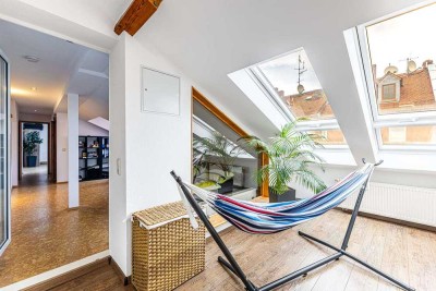 HEGERICH: Großzügige und charmevolle Maisonettewohnung mit Dachloggia in der Fürther Südstadt