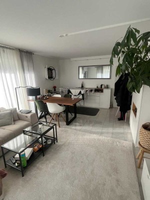 Schöne und ruhige 2 Zimmer Wohnung mit großem Balkon