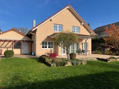 Friedrichsdorf freistehendes Einfamilienhaus Nähe Wald, großzügig, modern und hell mit viel Komfort