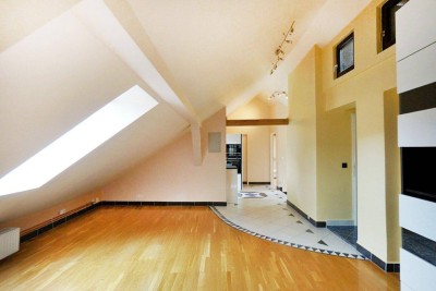 Dachgeschoß-Wohntraum mit Süd-Balkon: 3 Zimmer in grüner Ruhelage zur Miete