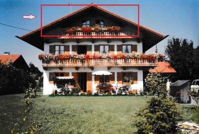 Freundliche 2-Zimmer-Dachgeschosswohnung mit Balkon und Einbauküche in Benediktbeuern