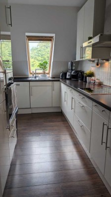 Stilvolle 2-Zimmer-Dachgeschosswohnung mit Balkon und Tiefgaragenstellplatz in zentraler Lage