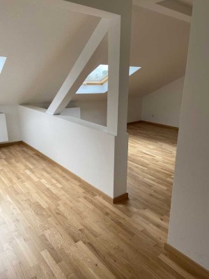 2-Zimmer-Wohnung mit prachtvoller Fassade - ERSTBEZUG nach Kernsanierung - DG