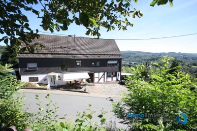 Freusburg: Immobilie mit 2 Wohneinheiten und herrlichem Fernblick