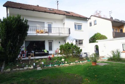 für Gartenfans: modernisierte 4-Zimmer-Hochparterre-Whg. mit gr. Terrasse und direktem Gartenzugang