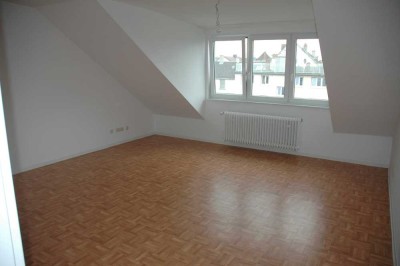 **TOP** Neu renovierte 2,5-Zimmer-DG-Wohnung, Nähe Berger Straße