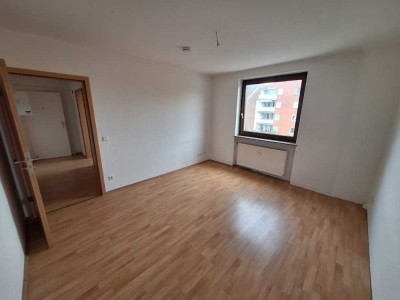 3 Raum Wohnung mit großem Balkon, frisch gestrichen