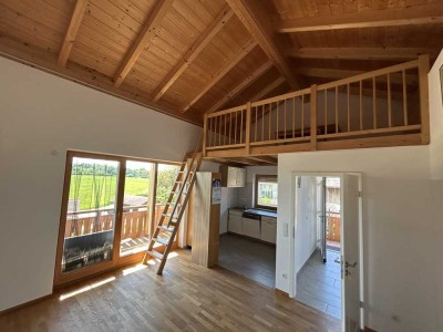 Geschmackvolle 2,5-Raum-Dachgeschosswohnung mit Einbauküche in Saaldorf-Surheim