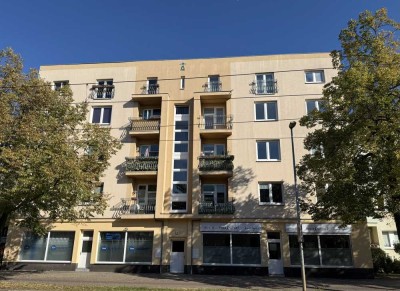 Frisch renovierte 4-Zimmer Wohnung mit Balkon sucht nette Mieter!