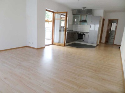 Sehr attraktive Zwei-Zimmerwohnung mit Balkon und Tiefgarage in Hausen