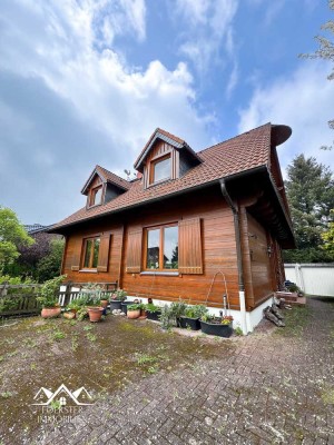 Ihr Traumhaus im Grünen – Massivholzhaus mit Kamin und großzügigem Garten
