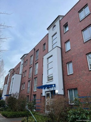 Sehr gepflegte 2 2/2-Zimmer-Wohnung mit Einbauküche, Balkon und Gäste-WC in ruhiger Nebenstraße