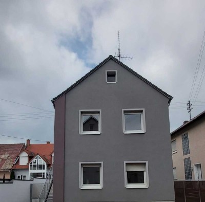 Schöne zwei Zimmer Wohnung 56 qm mit großem Bad und Einbauküche