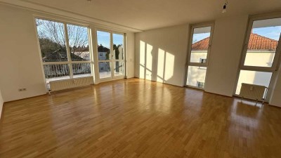 Helle weitläufige 3-Zi-Whg, großer Balkon, in zentraler grüner Wohnlage, beste Anbindung nach Ffm.