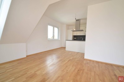 Moderne DG-Wohnung mit Balkon in guter Lage