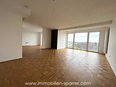 GROSSZÜGIGE, HELLE 7-ZIMMER-MAISONETTE-WOHNUNG MIT WUNDERBAREM BLICK SOWIE BALKON, GARTEN & CARPORT