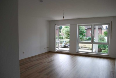 Helle 2-Zimmer-Wohnung mit Balkon - frisch renoviert (Boden & Wände)