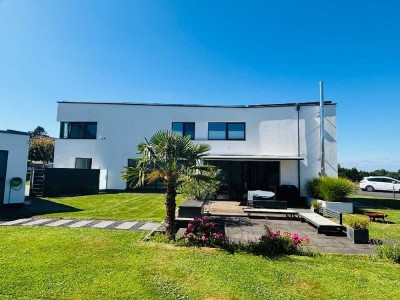 Leben im Licht: Modernes, exklusives EFH mit traumhaftem Garten u. Patio in ruhiger Lage von Hennef!
