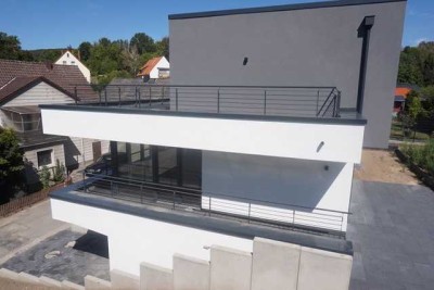 Frei stehende Villa und 270 m² Wohnfläche, viel Ruhe im Grünen, 3 Terrassen, Garagenzugang zum Haus