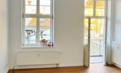 Exklusive, geräumige und modernisierte 1-Zimmer-Wohnung mit Balkon und EBK in Luckenwalde