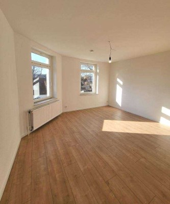 *Lichtdurchflutete 3-Raumwohnung + große Küche + Wannenbad + Einbauküche als Option!