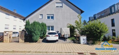 Stilvolles Zweifamilienhaus mit Außenpool und Doppelgarage